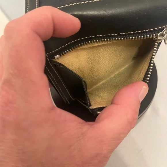 Beautiful men’s Dooney and Bourke trifold wallet - Picture 4 of 6